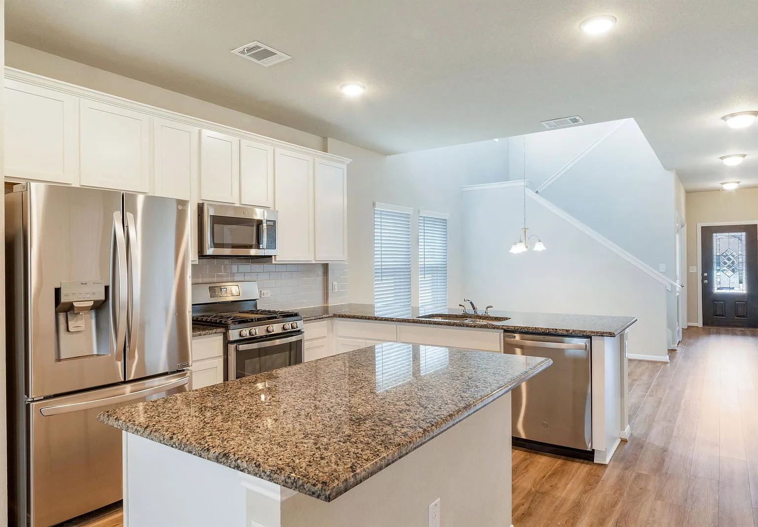 4 bed, 2.5 bath, 2282 sqft, $2,100 — Photo 4