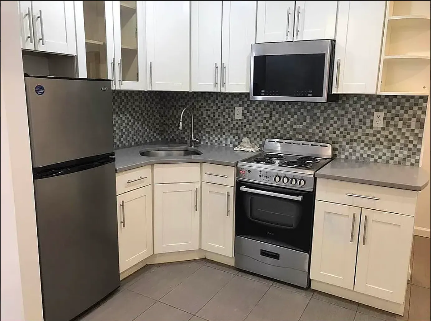 2725 Creston Avenue — Photo 1