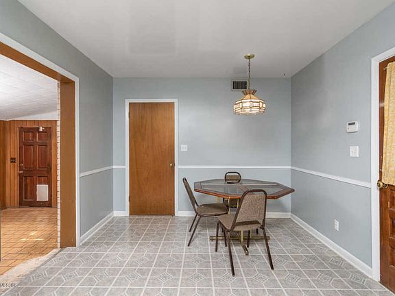 3rd image of 1039 Cathcart St