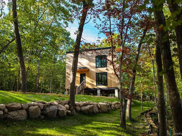 5 Oakwood Drive, Wading River, NY 11792