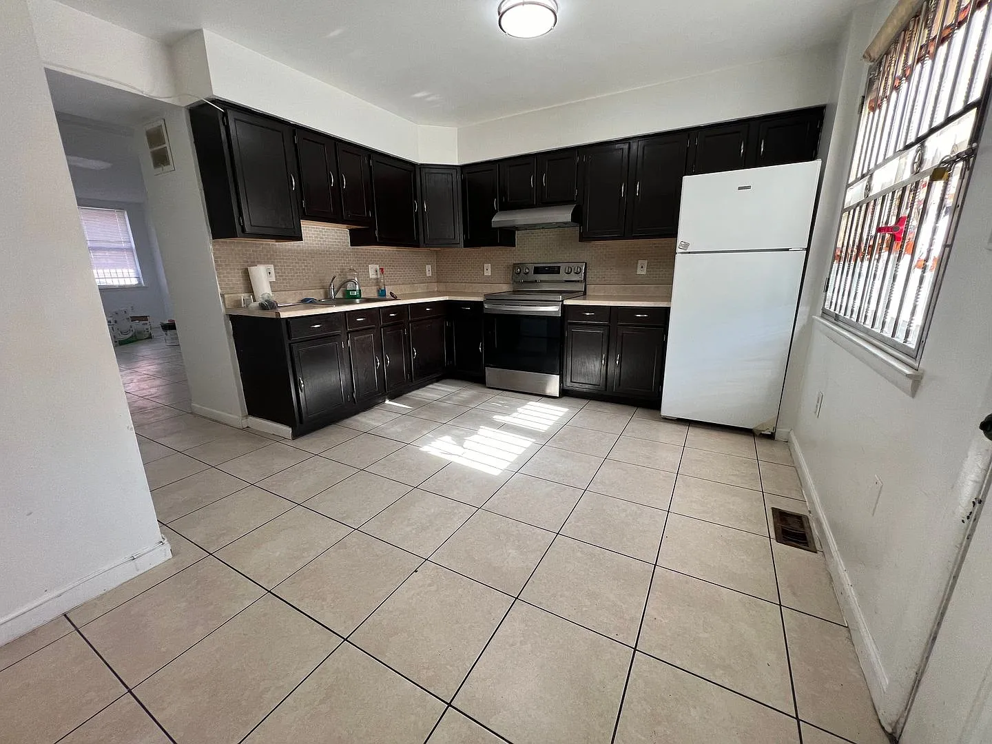 Stunning 4-Bedroom Townhome with Parking Spot Near Temple University! Available August 2026! — Photo 1