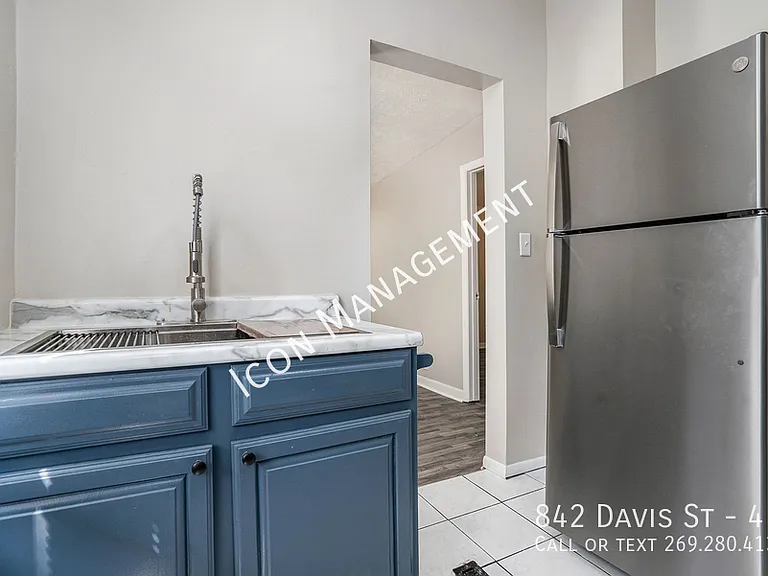 842 Davis St #4 — Photo 6