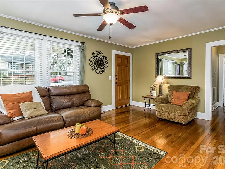 1004 Valley St — Photo 4