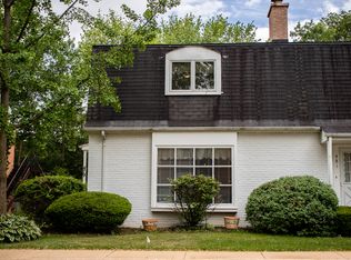 479 Old Surrey Rd #E, Hinsdale, IL 60521