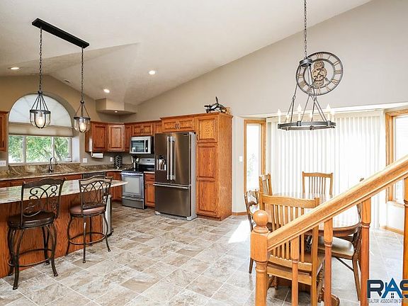 5th image of 1924 E Briar Den Ct