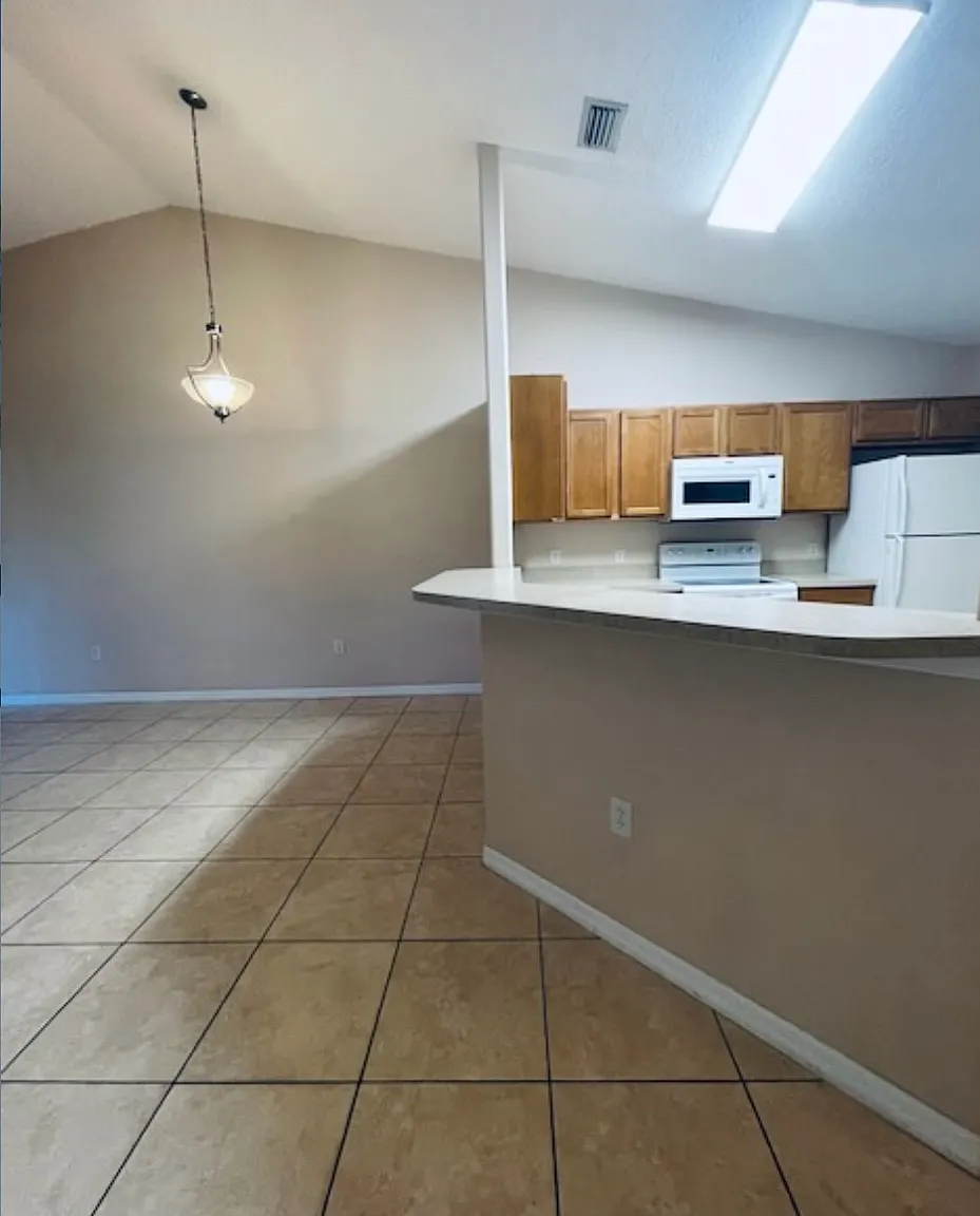 3 bed, $2,000 — Photo 4