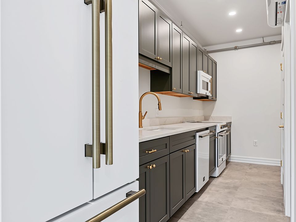 1st image of 905 N Main St #202