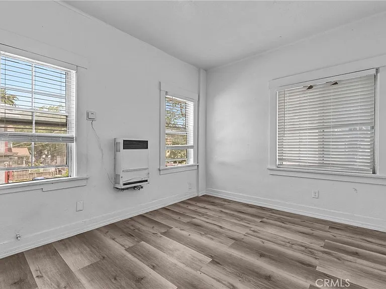 166 E 36th Pl — Photo 10