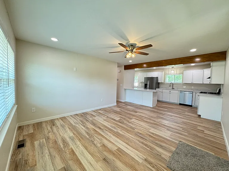 1442 E Broadway St — Photo 38