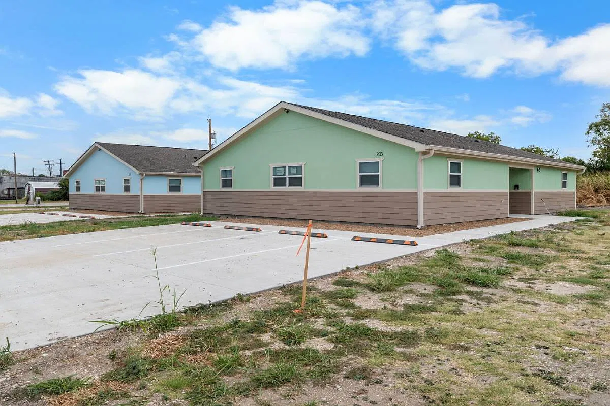 203 S Commerce St in Mart, TX 76664 — Photo 1