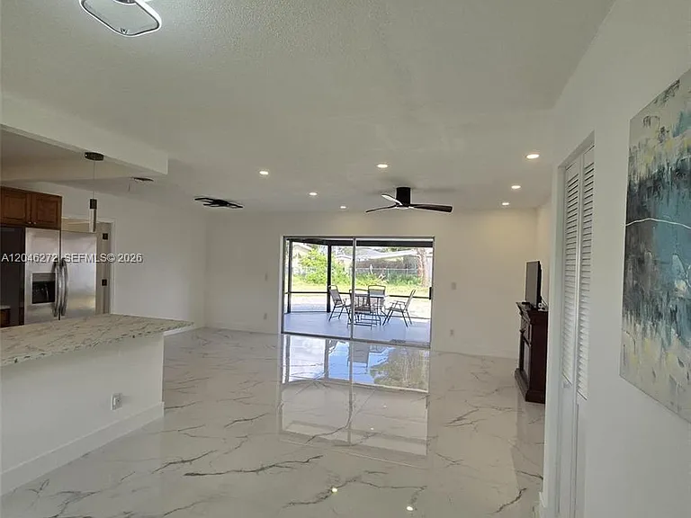 305 SE Airoso Blvd — Photo 6