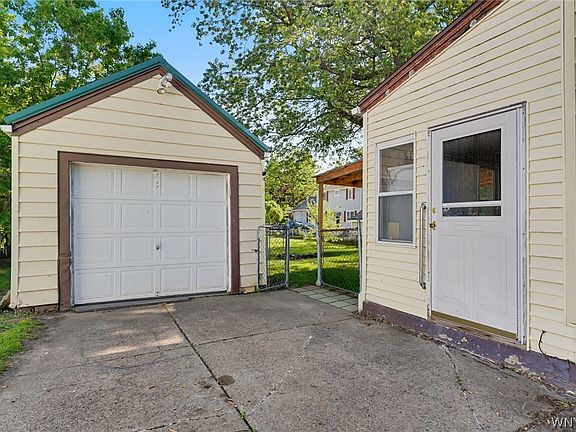 4th image of 70 Orchard Ave