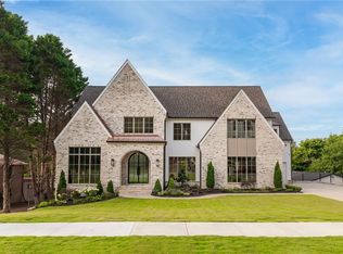 228 Thomas Cir, Roswell, GA 30075