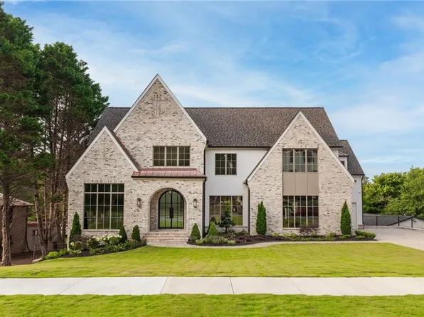 228 Thomas Cir, Roswell, GA 30075
