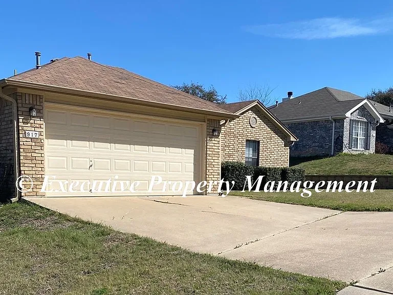 917 Whirlaway Dr — Photo 2