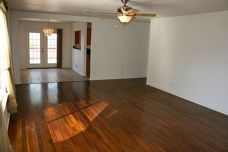 2nd image of 106 McLennan Oak