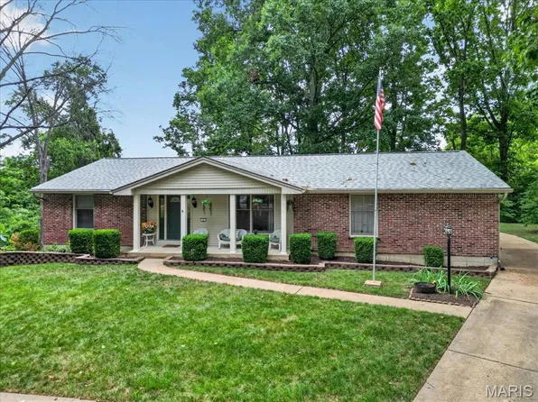 7 Springlake Ct, Ballwin, MO 63011