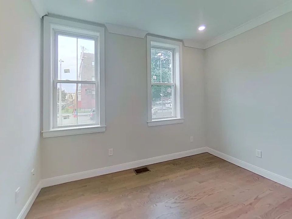 2nd image of 93 George St #11