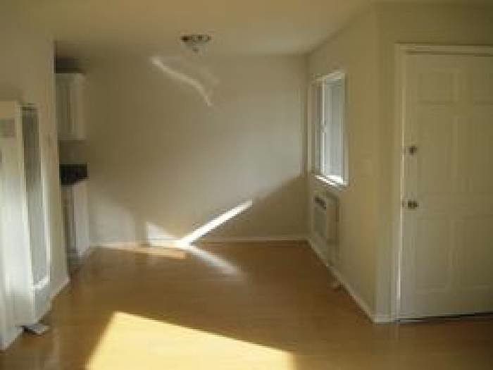 2nd image of 618 Glenfinnan Ave APT A