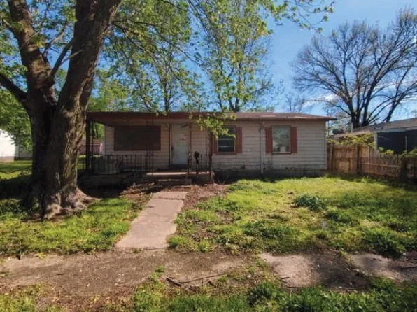 131 E Hannum St, Carterville, MO 64835
