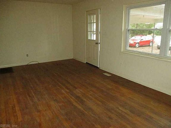 3rd image of 141 Maxwell Ln