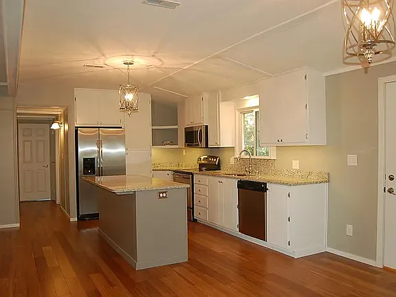 1219 Clover Hill Ln — Photo 3