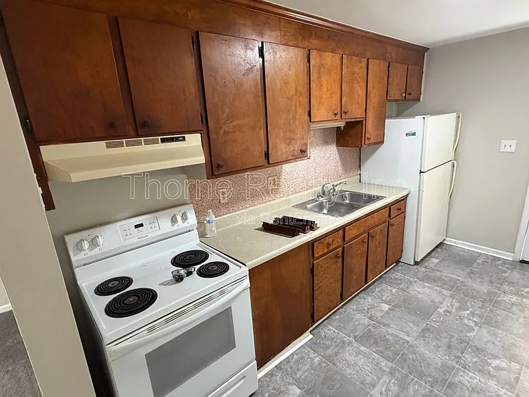 1420 Barnes St — Photo 3