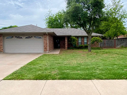 2805 Delta Dr Photo 1