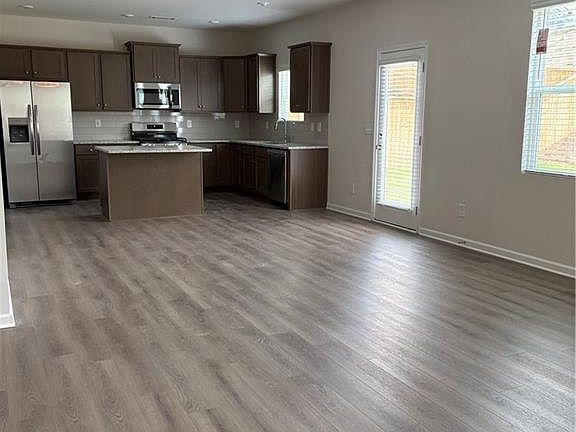3rd image of 153 Bloomfield Cir