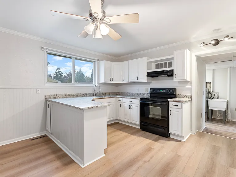 3010 Hessel Ave — Photo 10