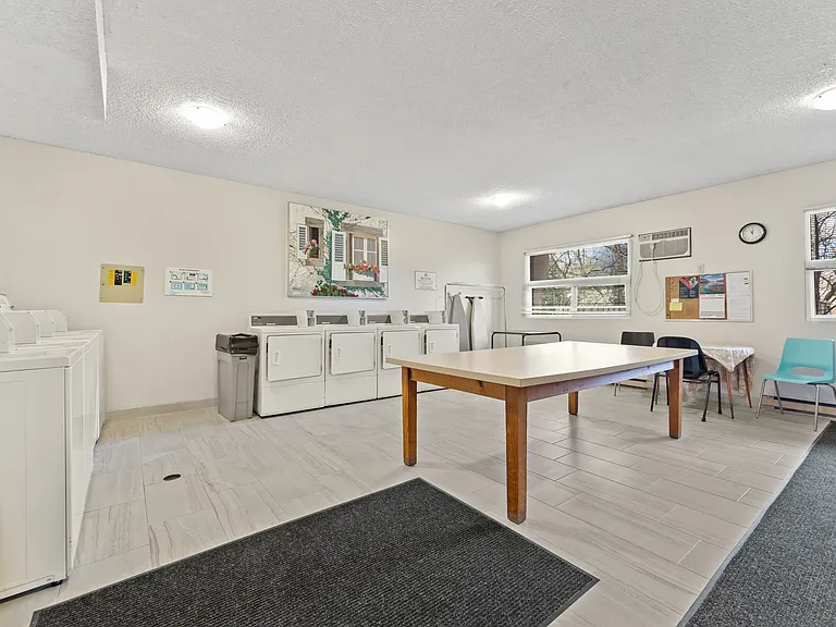 6600 Wyandotte St E — Photo 14