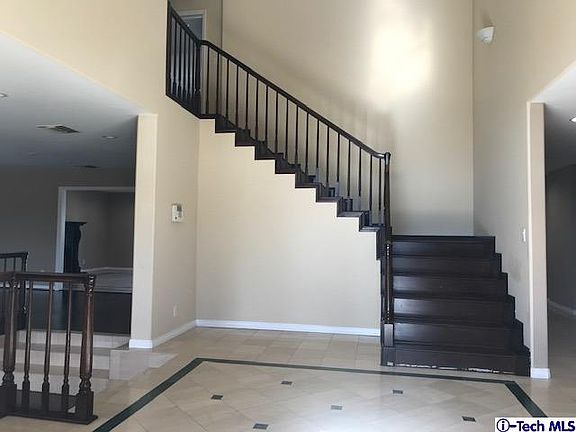 3rd image of 809 E Elmwood Ave