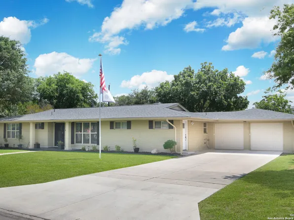 750 Windrock Dr, Windcrest, TX 78239
