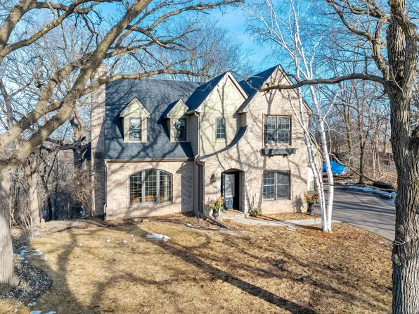 606 Oakwood Ct, Hudson, WI 54016