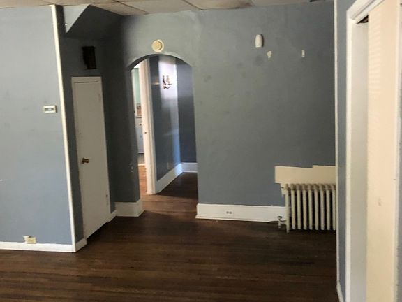 3rd image of 305 E Laurel St