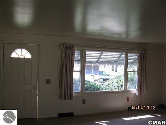 5th image of 832 N Carlson Dr