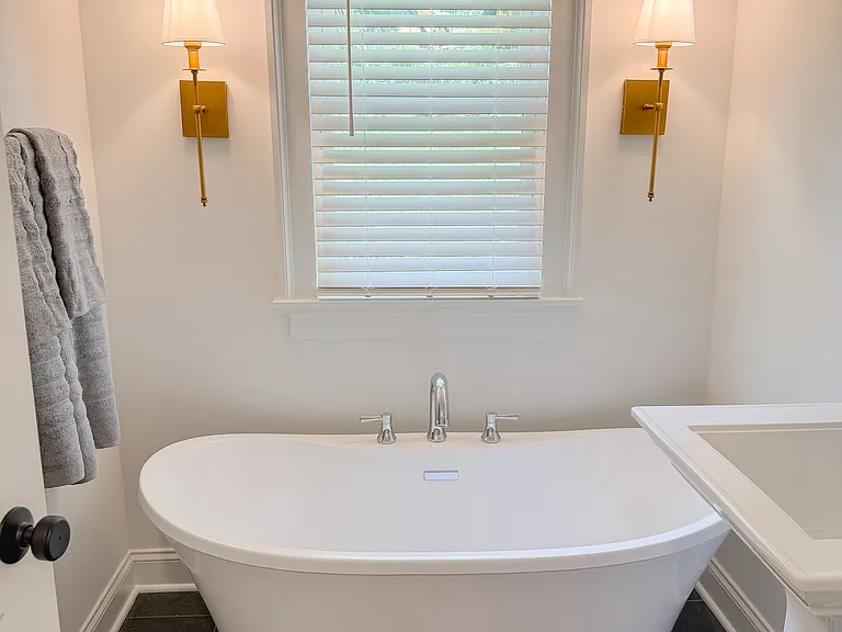 210 W Jennings St — Photo 17