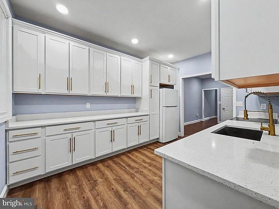 5th image of 3211 Baker St