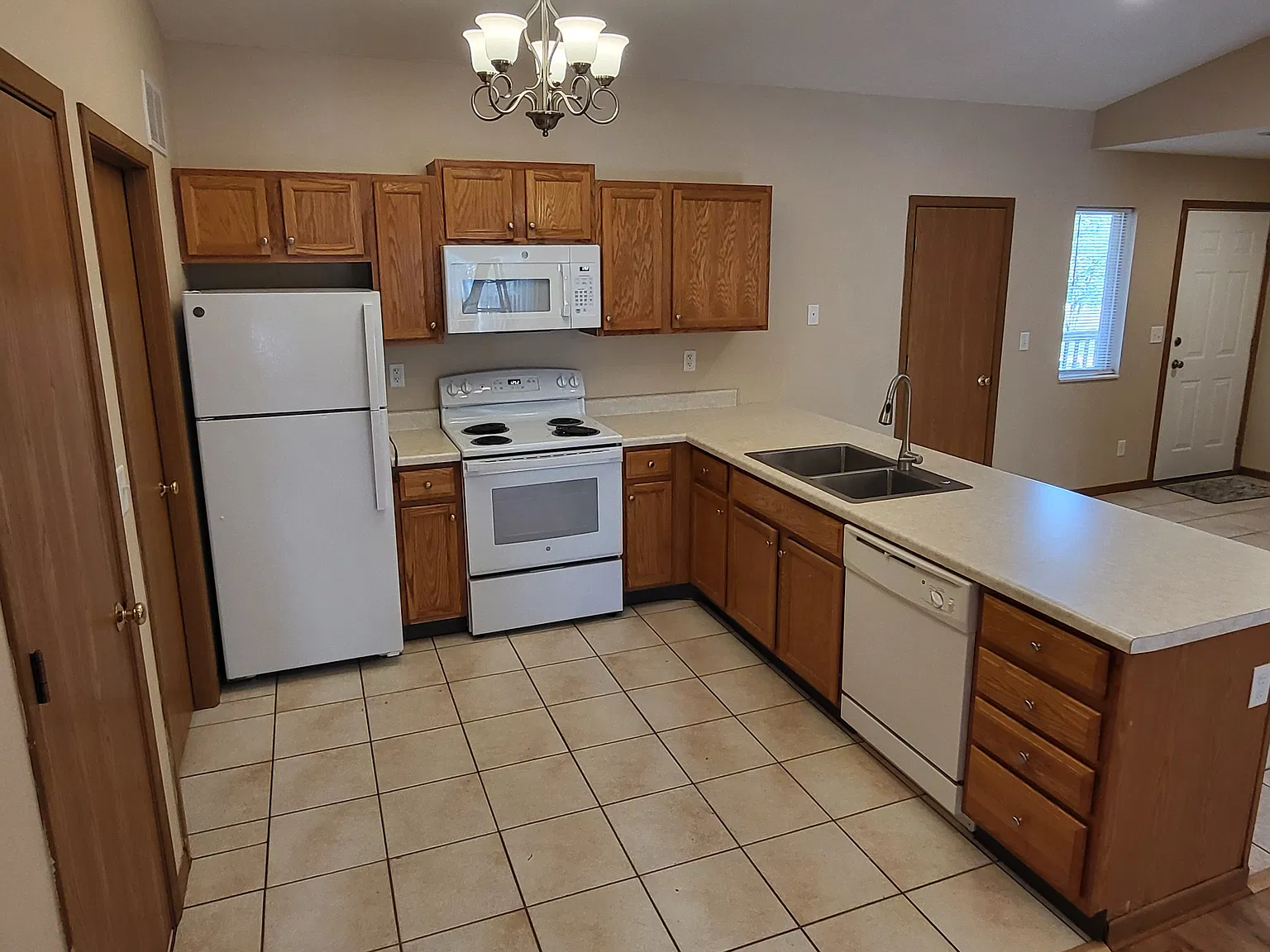 2 bed, 1000 sqft, $1,475 — Photo 2