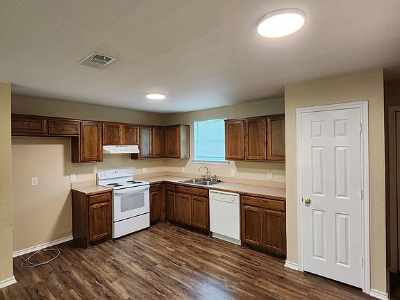3rd image of 400 Blackwood St #400