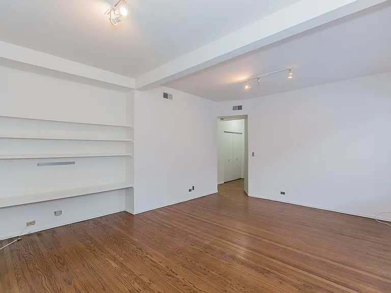 727 W Cornelia Ave #2 — Photo 3