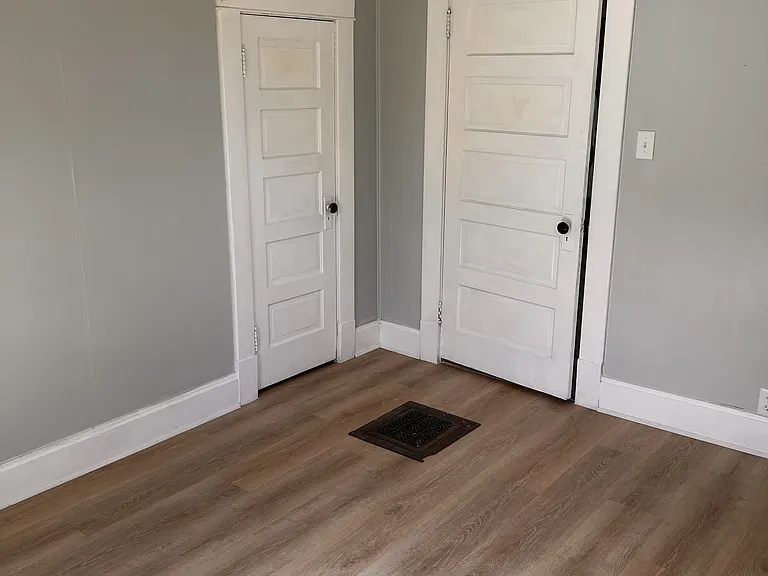 307 E Elm St — Photo 10