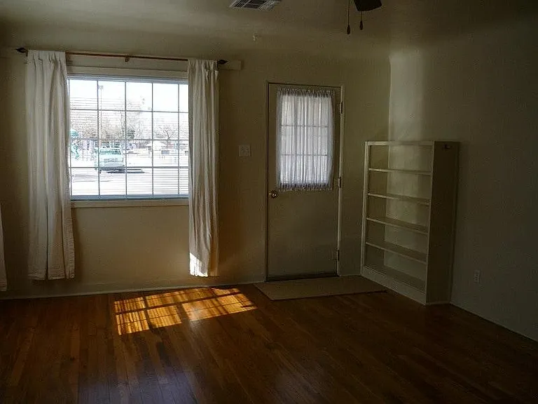 Living Room/shelves