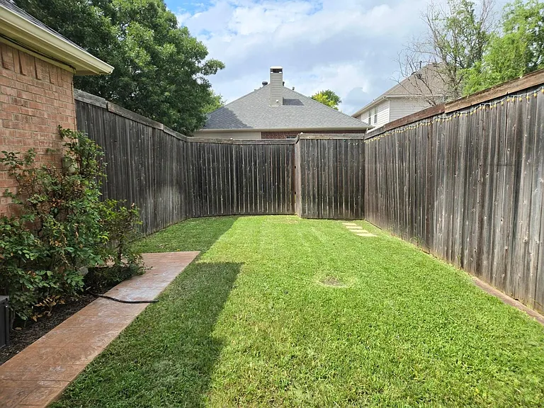 2040 Londonderry Dr — Photo 17