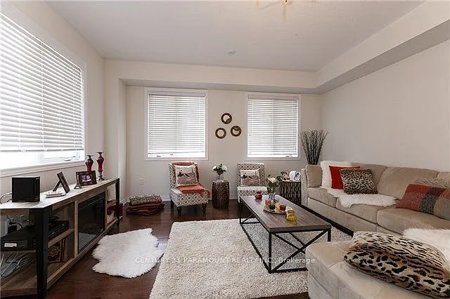 1301 Granrock Cres — Photo 3