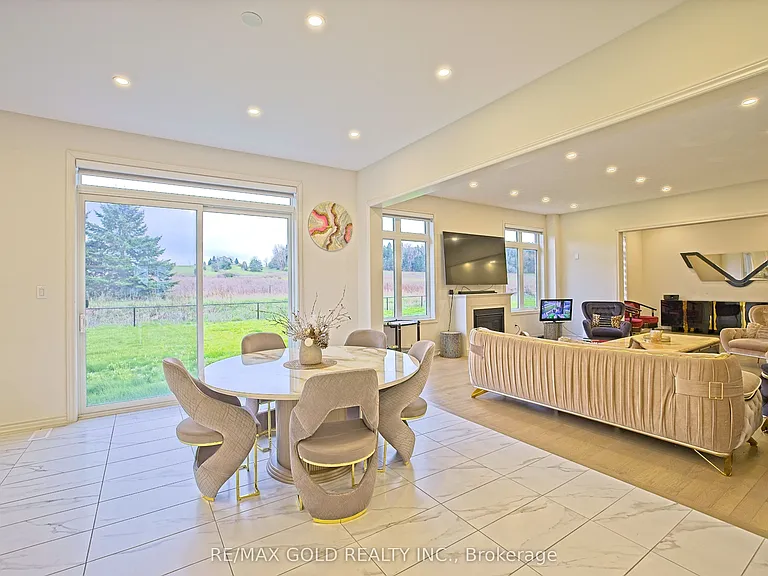 19 Marigold Blvd — Photo 16