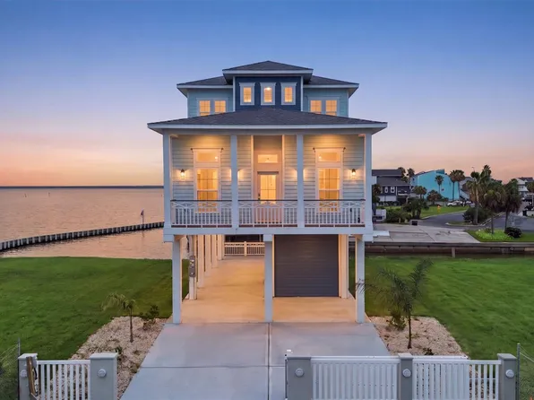 107 Gulf Dr, Tiki Island, TX 77554