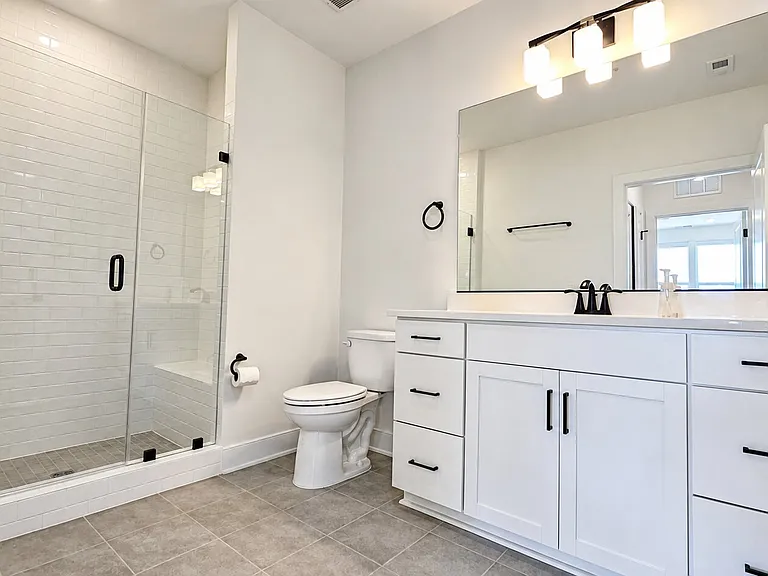 21 - Full bathroom view 1_08122026