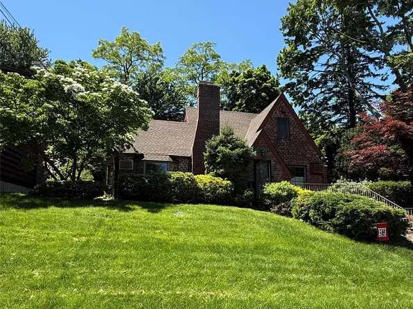 11 W Terrace Road, Great Neck, NY 11021