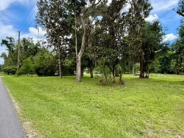 9749 Florida St, Fanning Springs, FL 32693